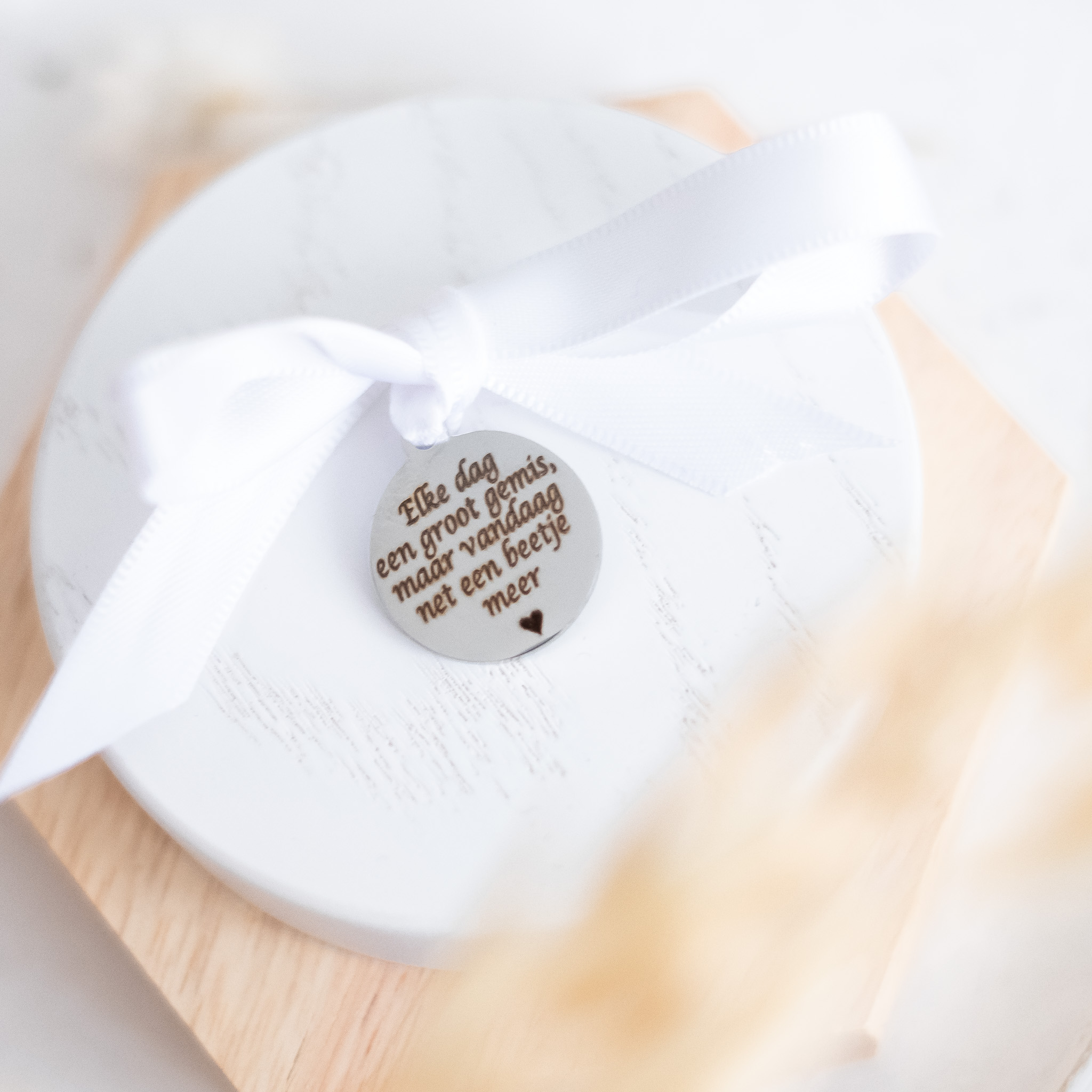 Elke dag een gemis maar vandaag net een beetje meer Stainless steel bedel gegraveerd met tekst voor aan je bruidsboeket