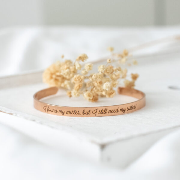 Een prachtige tekst armband voor het vragen van getuigen voor jullie bruiloft
