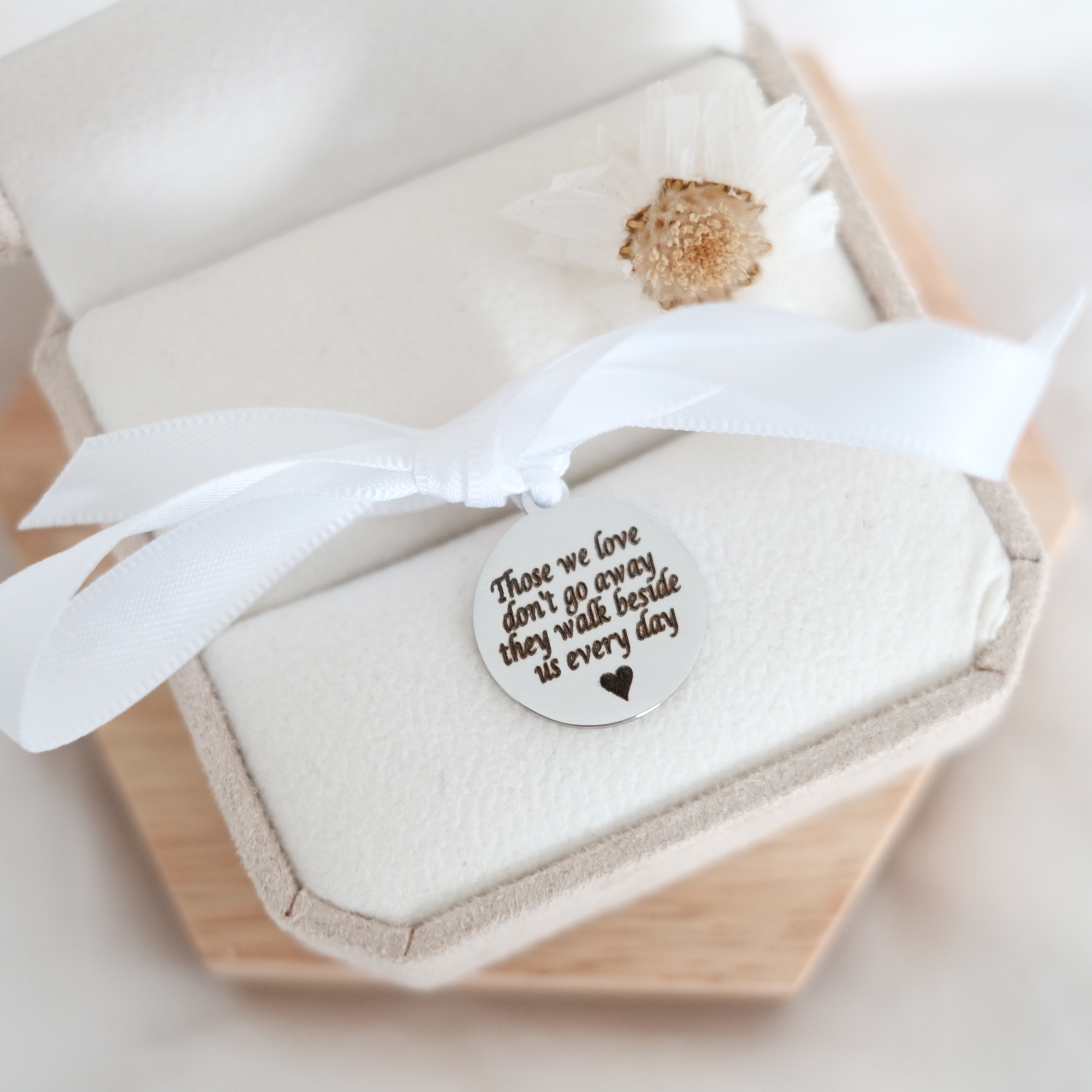 Zilveren bedel voor aan je bruidsboeket met gegraveerde tekst of foto