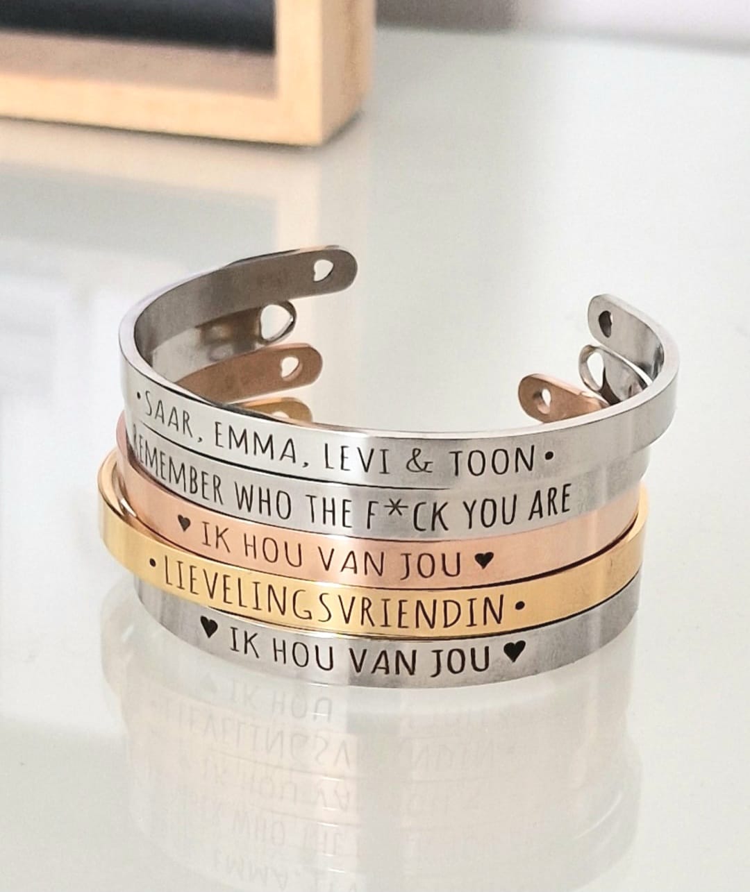 Ontwerp je eigen tekst armband en laat deze graveren met namen of een tekst